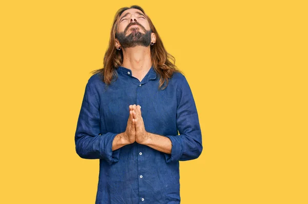 Приваблива Людина Довгим Волоссям Бородою Повсякденному Одязі Молиться Молиться Руками — стокове фото