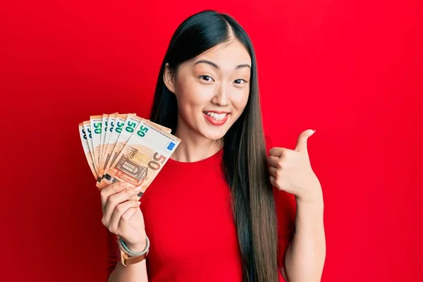 Mulher Chinesa Jovem Segurando Monte Notas Euro Sorrindo Feliz Positivo — Fotografia de Stock