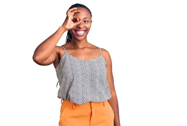 Молодая Африканская Американка Одетая Повседневную Одежду Делает Нормальный Жест Улыбкой — стоковое фото