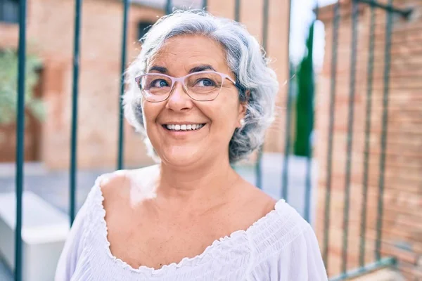 Mujer Mediana Edad Con Pelo Gris Sonriendo Feliz Aire Libre —  Fotos de Stock