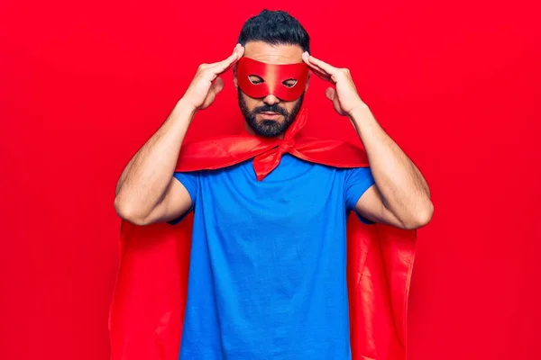 Homem Hispânico Jovem Vestindo Traje Super Herói Com Mão Cabeça — Fotografia de Stock