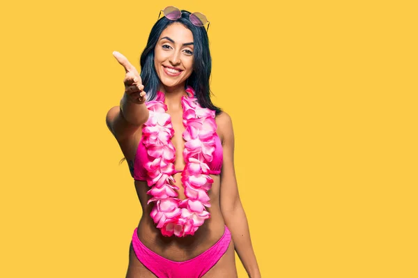 Mooie Latijns Amerikaanse Vrouw Bikini Hawaï Lei Lachend Vriendelijk Aanbieden — Stockfoto