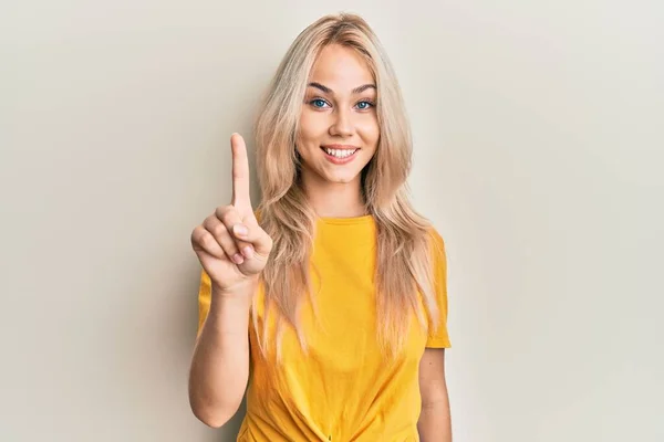 Vacker Kaukasiska Blond Flicka Bär Casual Tshirt Visar Och Pekar — Stockfoto