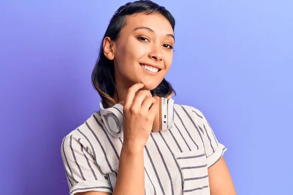 Mujer Joven Escuchando Música Usando Auriculares Sonriendo Mirando Con Confianza —  Fotos de Stock