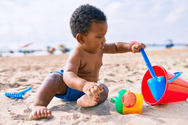 Bedårande Afrikansk Amerikansk Småbarn Leker Med Leksaker Som Sitter Sanden — Stockfoto