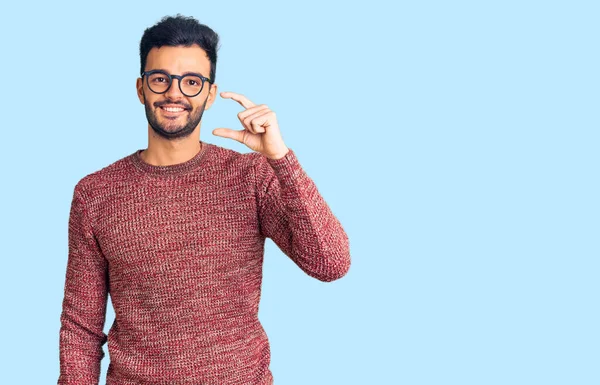 Homem Hispânico Bonito Jovem Vestindo Camisola Inverno Óculos Sorrindo Gestos — Fotografia de Stock