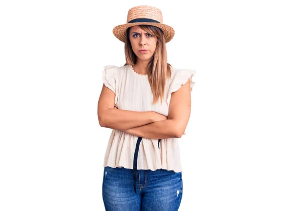 Mujer Hermosa Joven Con Sombrero Verano Camiseta Escéptica Nerviosa Expresión — Foto de Stock