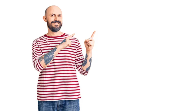 Joven Hombre Guapo Con Ropa Casual Sonriendo Mirando Cámara Apuntando — Foto de Stock