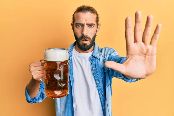 Привлекательный Мужчина Длинными Волосами Бородой Пьет Пинту Пива Открытой Рукой — стоковое фото