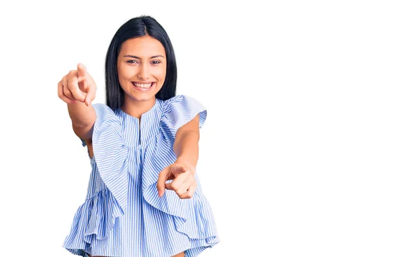 Jeune Belle Fille Latine Portant Des Vêtements Décontractés Pointant Vers — Photo