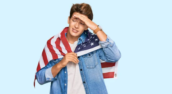 Knappe Blanke Man Die Vlag Van Verenigde Staten Vasthoudt Gestrest — Stockfoto