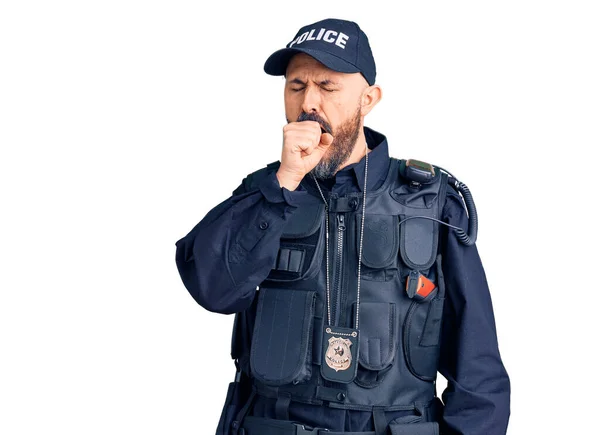 警察の制服を着た若いハンサムな男は具合が悪く 風邪や気管支炎の症状として咳をする ヘルスケアの概念 — ストック写真