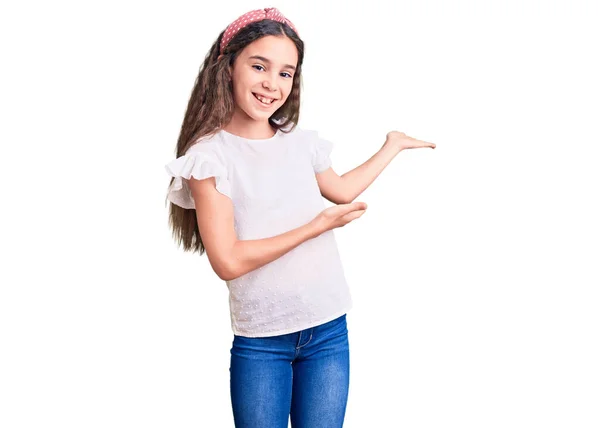 Χαριτωμένο Ισπανόφωνο Κορίτσι Φορώντας Casual Λευκό Μπλουζάκι Προσκαλώντας Εισέλθουν Χαμογελώντας — Φωτογραφία Αρχείου