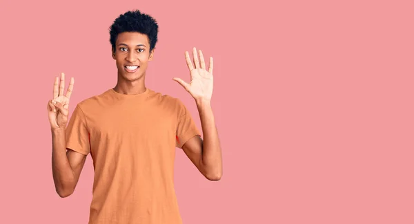 Genç Afro Amerikalı Günlük Giysiler Giymiş Numaralı Parmaklarıyla Işaret Ederken — Stok fotoğraf