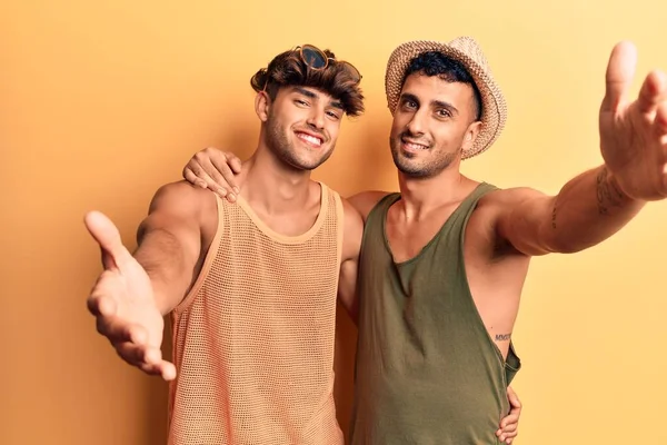 Jovem Casal Gay Vestindo Roupas Verão Olhando Para Câmera Sorrindo — Fotografia de Stock