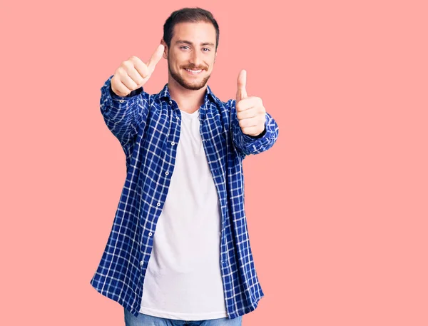 Ung Stilig Kaukasier Man Bär Casual Kläder Godkänner Gör Positiv — Stockfoto