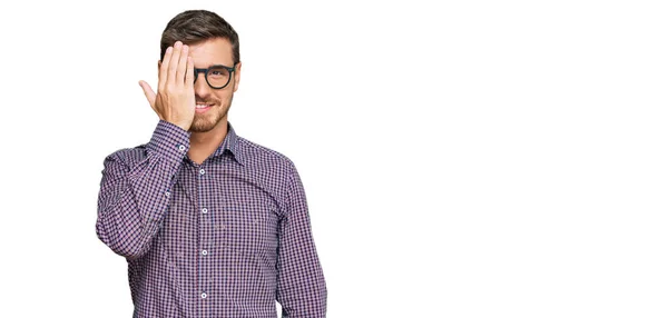 Hombre Caucásico Guapo Usando Ropa Casual Gafas Que Cubren Ojo — Foto de Stock