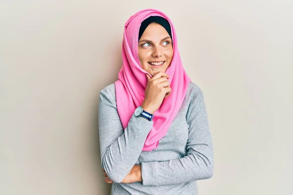 Молода Біла Жінка Традиційному Ісламському Шарфі Хіджабу Рукою Підборідді Думає — стокове фото