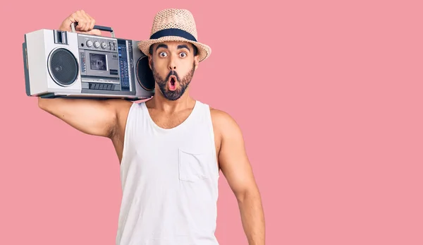 Jovem Hispânico Segurando Boombox Ouvindo Música Assustada Surpreso Com Boca — Fotografia de Stock