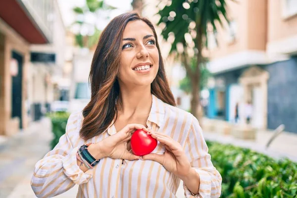 Joven Mujer Hispana Sonriendo Feliz Sosteniendo Corazón Ciudad —  Fotos de Stock