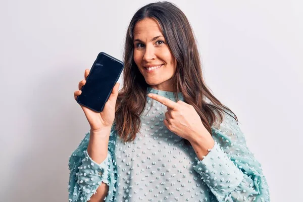 Jong Mooi Brunette Vrouw Holding Smartphone Tonen Scherm Witte Achtergrond — Stockfoto