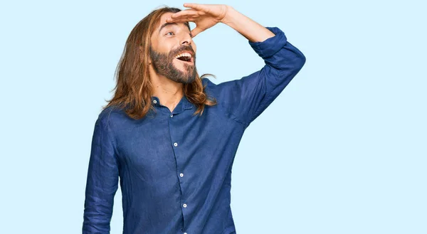 Homem Atraente Com Cabelos Longos Barba Vestindo Roupas Casuais Muito — Fotografia de Stock