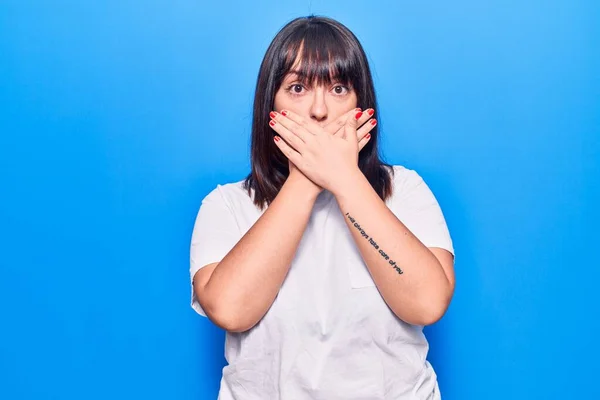 Jovem Mulher Size Vestindo Roupas Casuais Chocado Cobrindo Boca Com — Fotografia de Stock