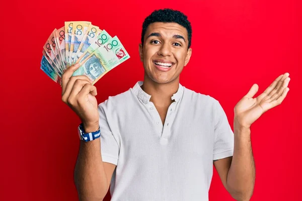 Junger Arabischer Mann Hält Australische Dollar Der Hand Und Feiert — Stockfoto