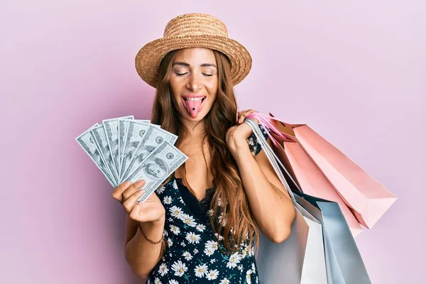 Jovem Morena Segurando Sacos Compras Dólares Colando Língua Feliz Com — Fotografia de Stock