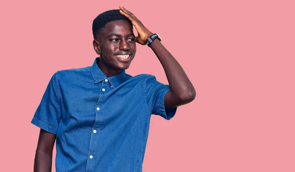 Junger Afrikanisch Amerikanischer Mann Lässiger Kleidung Lächelt Zuversichtlich Berühren Haare — Stockfoto