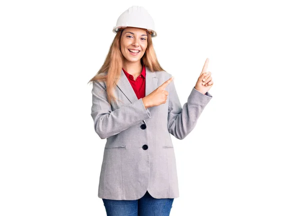 Mooie Jonge Vrouw Dragen Architect Hardhat Glimlachen Kijken Naar Camera — Stockfoto