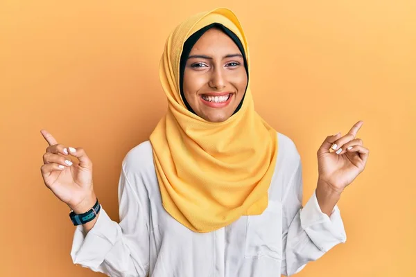 Joven Mujer Árabe Morena Vistiendo Bufanda Hijab Islámica Tradicional Sonriendo — Foto de Stock