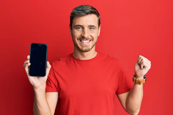 Hombre Caucásico Guapo Sosteniendo Teléfono Inteligente Mostrando Pantalla Gritando Orgulloso —  Fotos de Stock