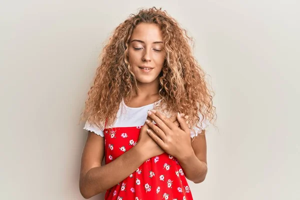 Hermosa Chica Adolescente Caucásica Con Vestido Rojo Verano Sonriendo Con — Foto de Stock