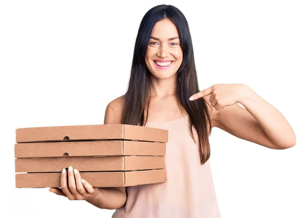 Junge Schöne Kaukasische Frau Mit Lieferung Pizzaschachtel Zeigt Mit Dem — Stockfoto