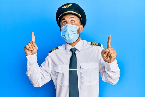Pohledný Muž Plnovousem Uniformě Pilota Letadla Bezpečnostní Maskou Užaslý Překvapený — Stock fotografie