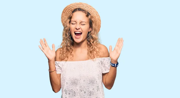 Mooie Blanke Vrouw Draagt Zomerhoed Viert Gek Gek Succes Met — Stockfoto