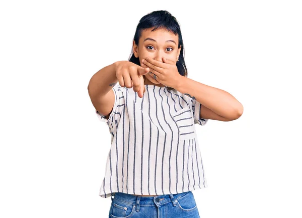 Jonge Vrouw Met Casual Kleding Die Uitlacht Wijzend Vinger Naar — Stockfoto