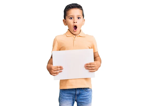 Pequeño Niño Lindo Sosteniendo Pancarta Cartón Con Espacio Blanco Asustado — Foto de Stock