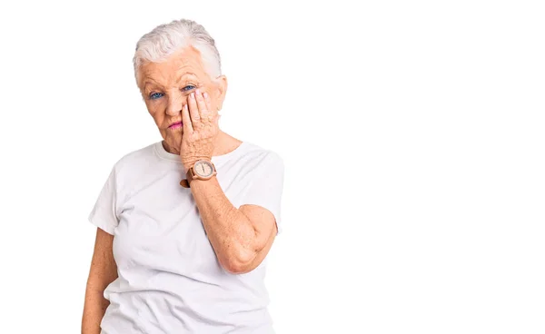 Senior Bella Donna Con Gli Occhi Blu Capelli Grigi Indossa — Foto Stock