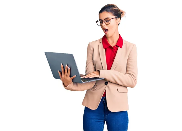 Jovem Mulher Bonita Segurando Laptop Assustado Surpreso Com Boca Aberta — Fotografia de Stock