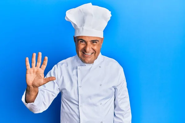 Maturo Uomo Del Medio Oriente Indossa Uniforme Cuoco Professionista Cappello — Foto Stock