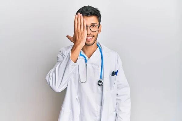 Jovem Homem Bonito Vestindo Uniforme Médico Estetoscópio Cobrindo Olho Com — Fotografia de Stock