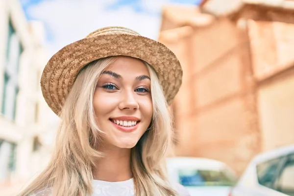 Young Caucasian Tourist Girl Smiling Happy Walking Street City — Stock Photo, Image