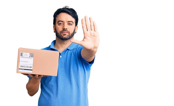 Jonge Spaanse Man Houdt Levering Pakket Met Open Hand Doen — Stockfoto