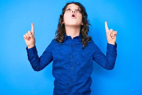 Roztomilé Hispánské Dítě Dlouhými Vlasy Sobě Ležérní Oblečení Ohromen Překvapen — Stock fotografie
