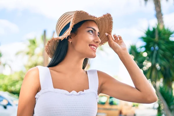 Junges Lateinisches Mädchen Trägt Sommermode Und Lächelt Glücklich Auf Der — Stockfoto