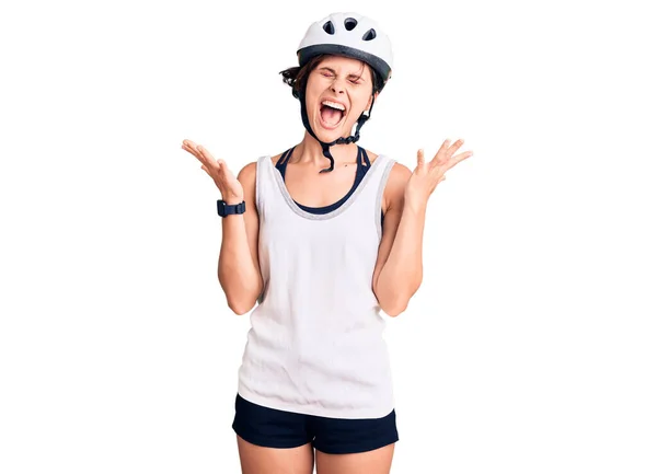 Mulher Bonita Com Cabelo Curto Usando Capacete Bicicleta Celebrando Louco — Fotografia de Stock