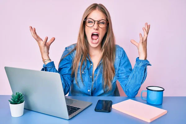 Junge Blonde Mädchen Die Büro Arbeiten Und Eine Tasse Kaffee — Stockfoto