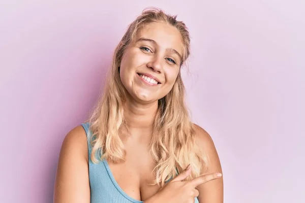 Chica Rubia Joven Con Ropa Casual Alegre Con Una Sonrisa — Foto de Stock